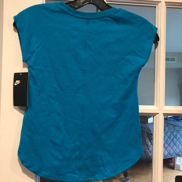 Nike top - Picture 2 of 2
